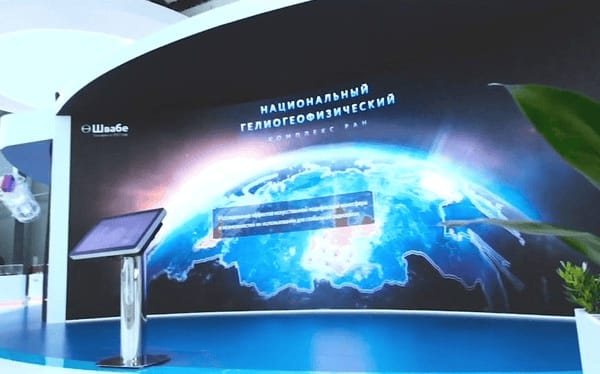 多點觸控互動，雙屏聯動的弧幕呈現